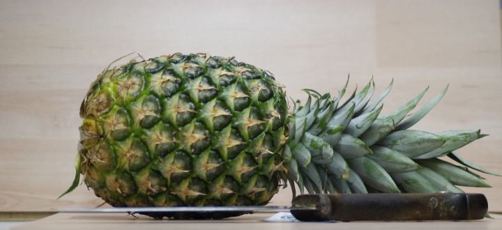 Ananas schneiden